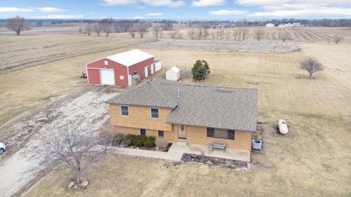 2915 37th Rd, Seneca, IL 61360-9517