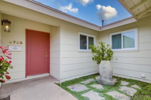 6738 Dennison St, San Diego, CA 92122-2410