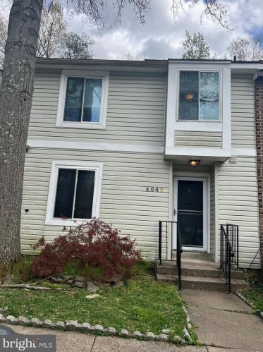 6048 Forrest Hollow Ln, Springfield, VA 22152-1428