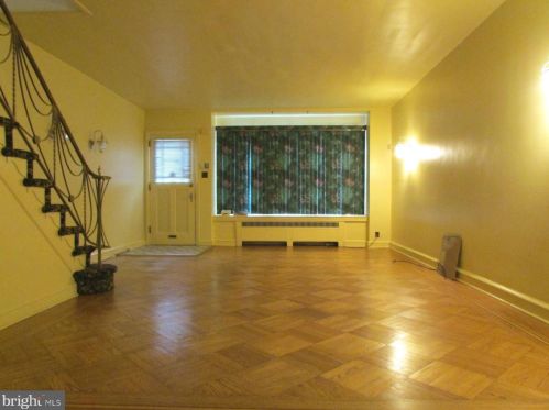 6252 Lawrence St, Philadelphia, PA 19120-1427