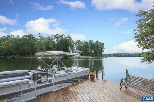 10 Lakeview Cir, Bybee, VA 22963-3327