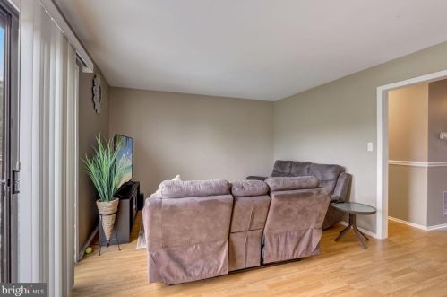 4 Crawford Ct, Trenton NJ  08690-3618 exterior