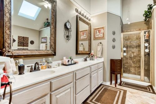 2210 Meadowstone Dr, Carrollton TX 75006-2642 exterior