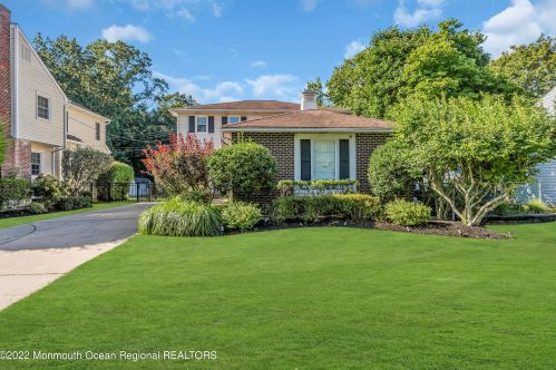 718 Grassmere Ave, Tinton Falls NJ  07712-4333 exterior