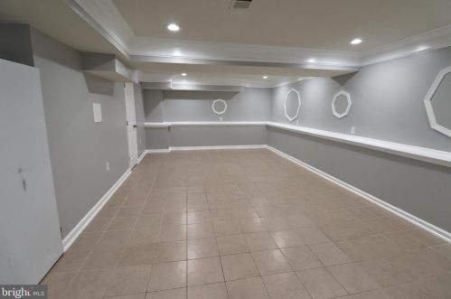 8005 Lake Pleasant Dr, Springfield VA  22153-3005 exterior