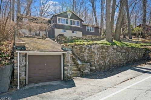 451 Shore Trl, Sparta, NJ 07871-1403