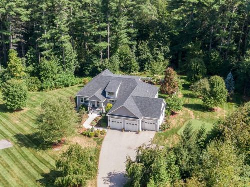 32 Parmenter Rd, Londonderry, NH 03053-3294