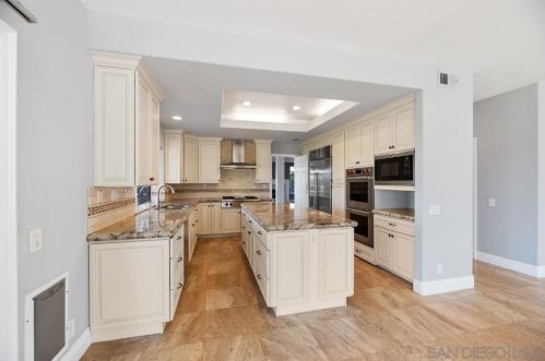 1597 Parkview Dr, Vista CA  92081-8750 exterior