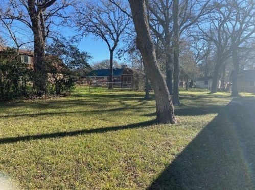 106 Country Club Dr, Halsted, TX 78945-5713