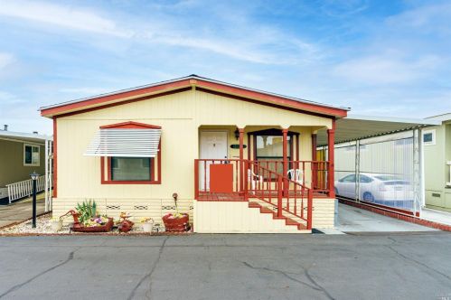 8207 Pine St, Windsor, CA 95492-9315