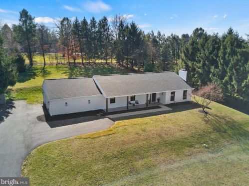 2146 Stonecrest Dr, Lancaster PA  17601-5437 exterior