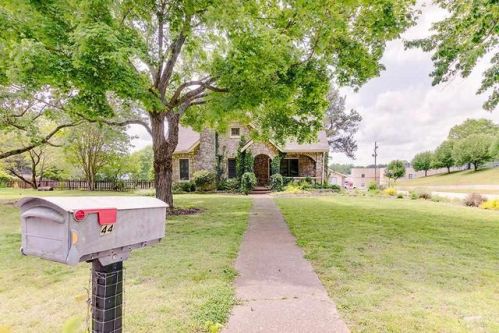 44 Maple St, Lexington, TN 38351-2131