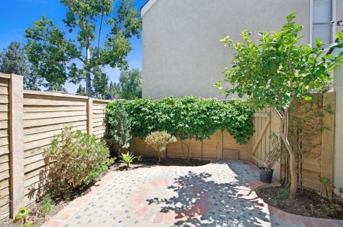 25 Brookfield, Irvine CA  92604-3242 exterior