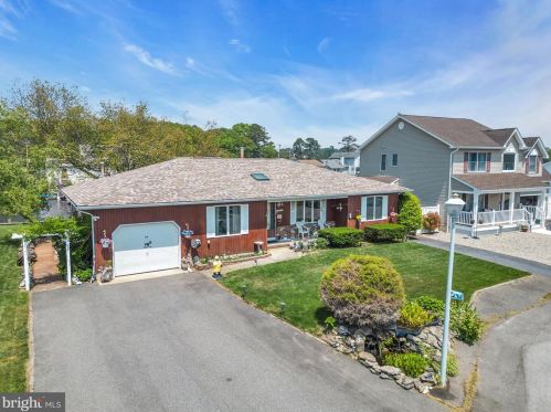 2 Hollywood Blvd, Lacey, NJ 08731-4842