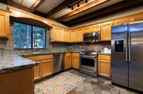 14050 Copenhagen Dr, Truckee CA  96161-6627 exterior