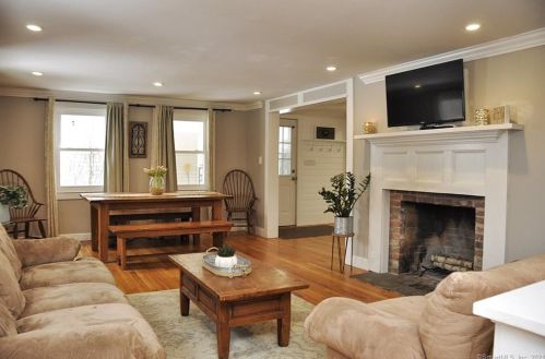 91 Flanders Rd, Woodbury, CT 06798-2104