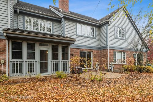 33 Stonehenge Ct, Willowbrook IL  60527-6414 exterior