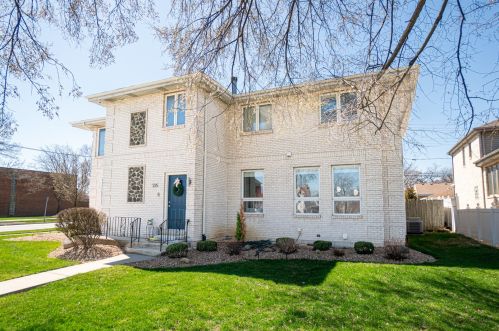 725 Cossitt Ave, Burr Ridge, IL 60525