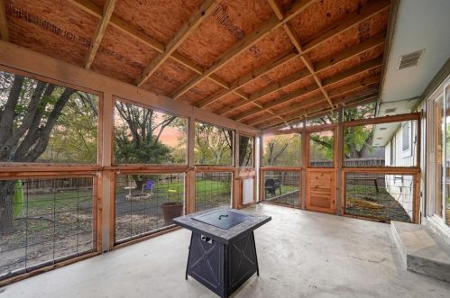 8408 Dixon Dr, Austin TX  78745-7515 exterior