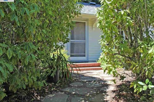555 Hawthorne Ave, Palo Alto, CA 94301-1214