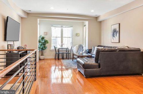 903 20th St, Philadelphia, PA 19130-1532