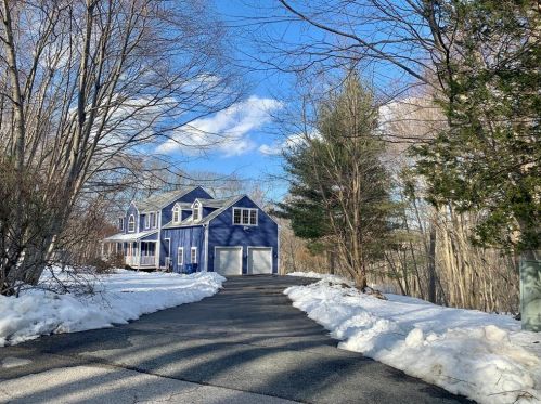 200 Shady Hill Dr, Warwick, RI 02818-1404