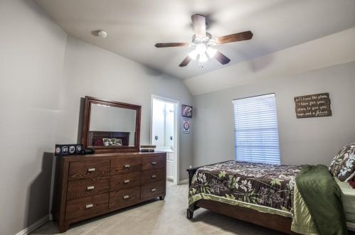 2561 Grn Oak Dr, Carrollton TX 75010-4221 exterior