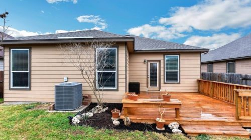 330 New Bridge Dr, Uhland TX  78640-5587 exterior