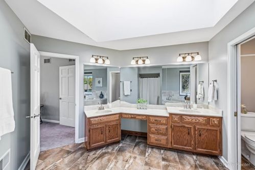 7 Crestview Dr, Oswego IL  60543-9475 exterior