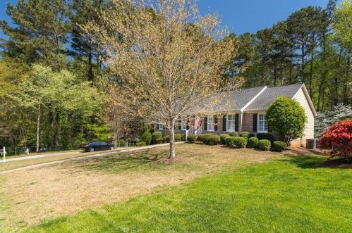 1077 Spring Mill Dr, Lilburn, GA 30047-6660