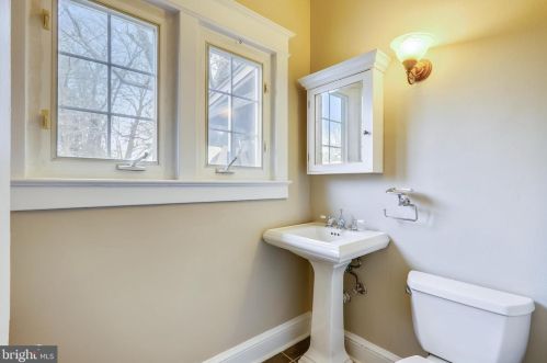 8401 Cedar St, Silver Spring MD 20910-4324 exterior