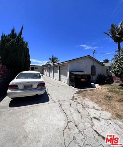 10916 Inglewood Ave, Inglewood, CA 90304-2117