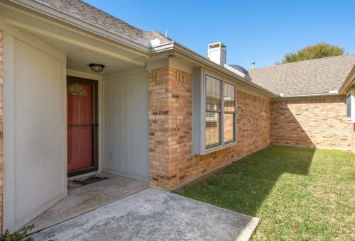 2817 Silverspring Rd, Carrollton TX  75006-4811 exterior