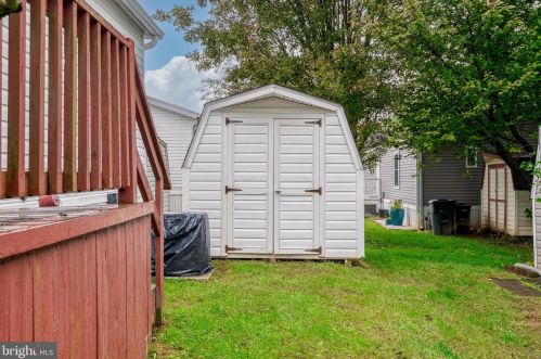 207 Sunningdale Ct, Lancaster PA  17603-2185 exterior