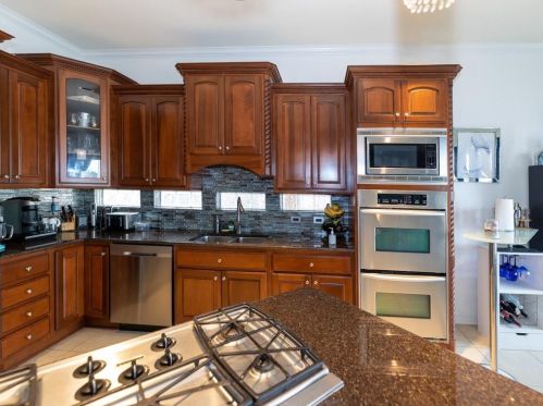 1810 Lakeside Dr, Taylor Lake Village, TX 77586-3389