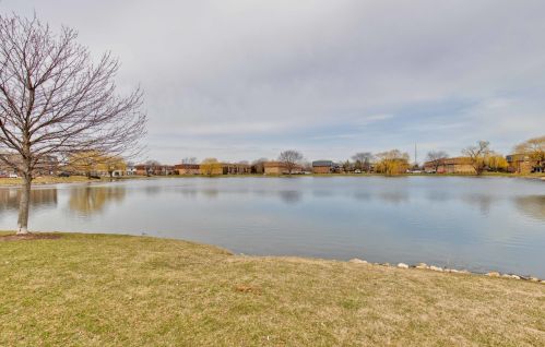 9377 Bay Colony Dr, Des Plaines IL  60016-3743 exterior