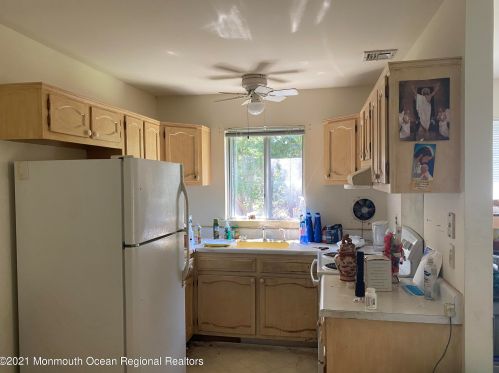 10 Hamilton Ln, Lakehurst, NJ 08759-1884