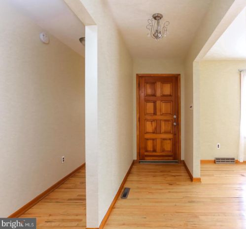 16 Wedge Dr, Trenton NJ  08610-5718 exterior