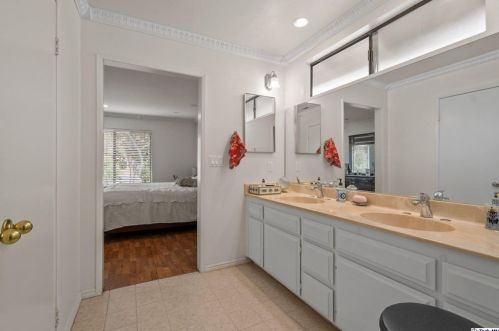 1998 Glenoaks Blvd, Glendale CA  91201-1644 exterior