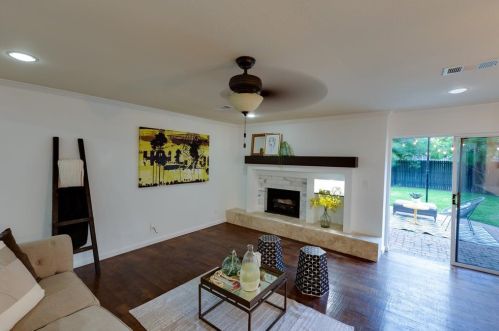 3829 Crown Shore Dr, Dallas TX  75244-7136 exterior