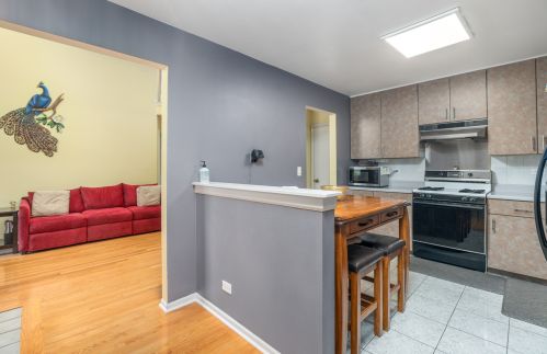 275 Camelot Ln, Carol Stream IL  60188-3617 exterior