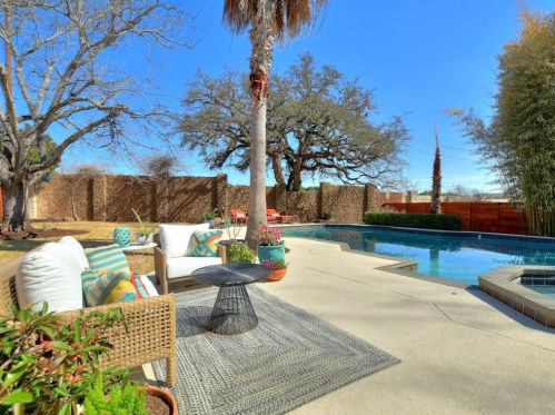 1406 Cardinal Hl Dr, Austin TX  78758-2705 exterior