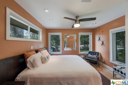 332 Mdw Lk Dr, Seguin TX 78155-9206 exterior