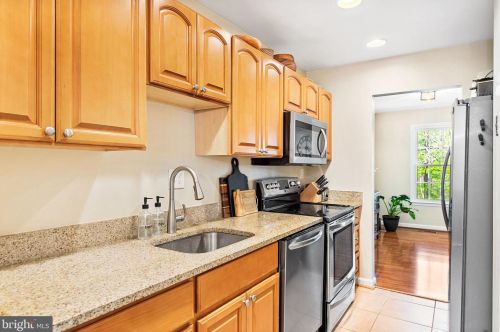 2314 Horseferry Ct, Herndon VA  20191-2718 exterior