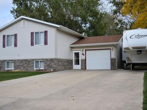 22 Benteen Dr, Bismarck, ND 58504-9111