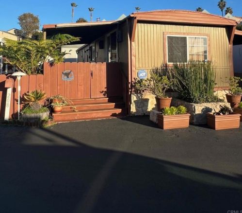 208 Kristy Ln, Oceanside, CA 92054-5325