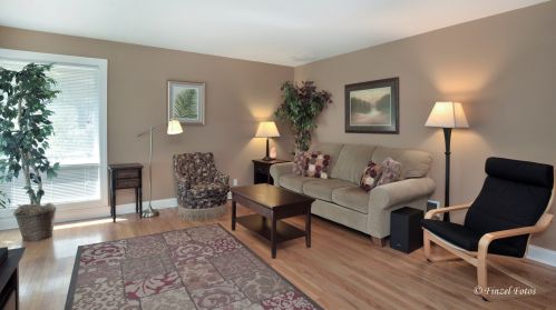 1174 Wheeling Rd, Mount Prospect, IL 60056-1220