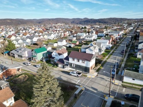 426 Emerson St, Vandergrift PA  15690-1520 exterior