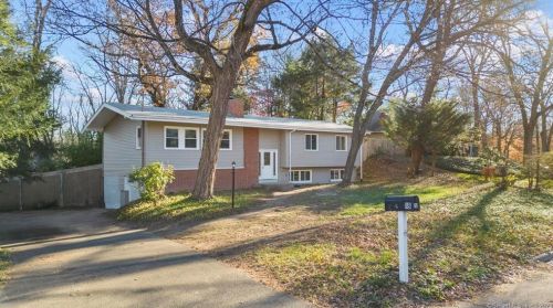 18 Parkwood Dr, Windsor, CT 06095-3142