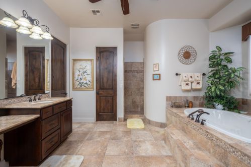 90 Brokenstone Trl, Kayenta UT 84738-6575 exterior